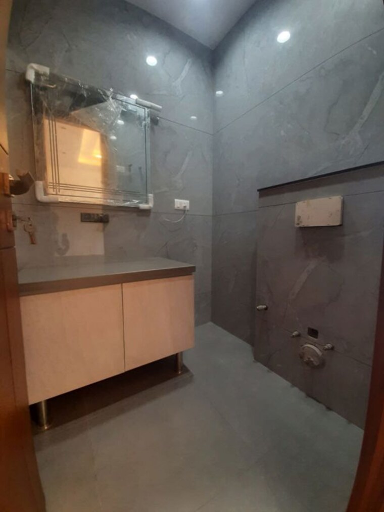 Bathroom, paschim vihar 3 Bedroom 200 Sq.Yd. Builder Floor In Paschim Vihar Delhi 10655399