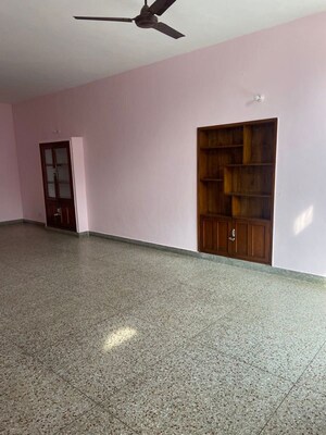 Room in 3 BHK Independent House at Sector 21 – for Rent