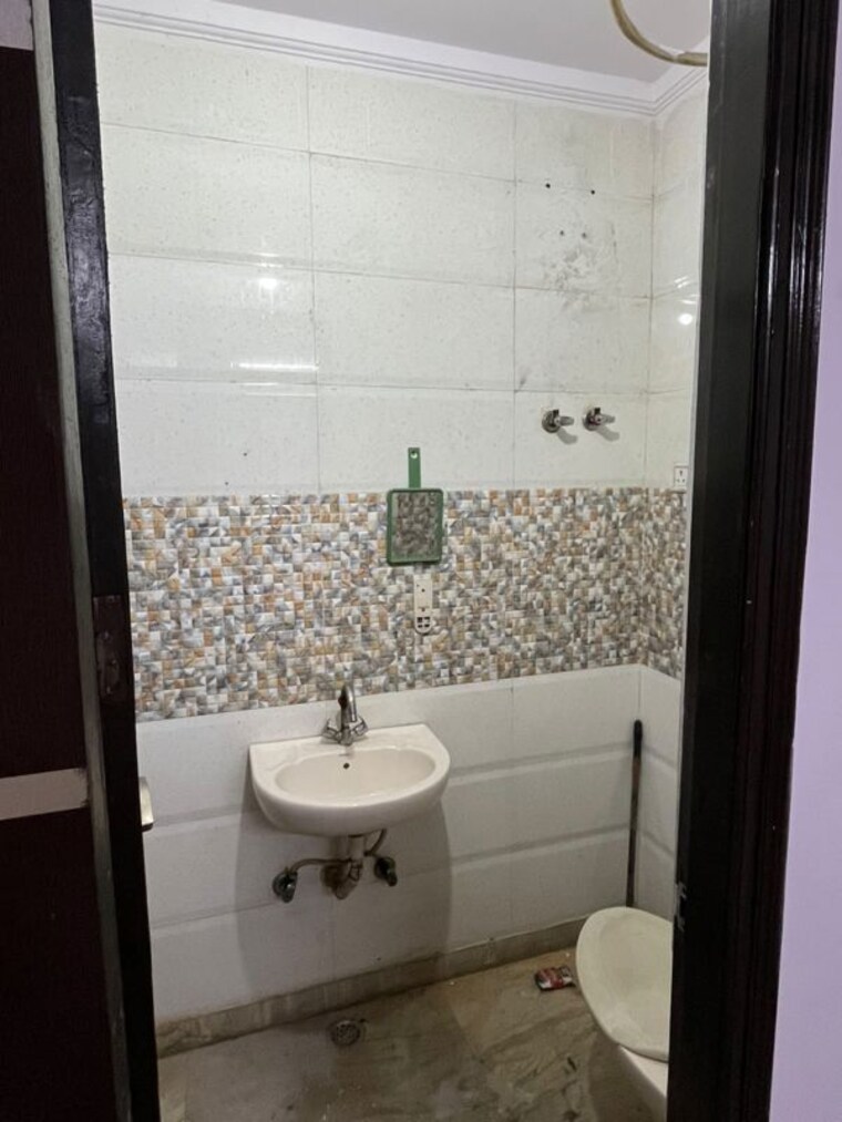 Bathroom, rohini sector 25 2 Bedroom 650 Sq.Ft. Builder Floor In Rohini Sector 25 Delhi 10655454
