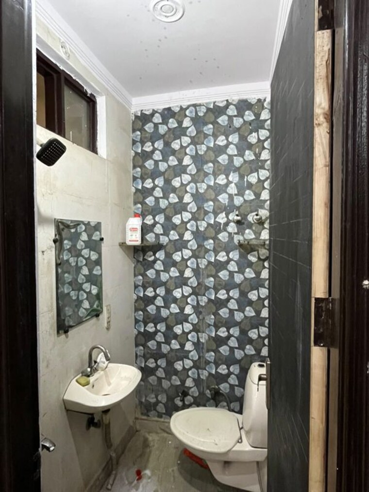 Bathroom, rohini sector 25 2 Bedroom 650 Sq.Ft. Builder Floor In Rohini Sector 25 Delhi 10655454