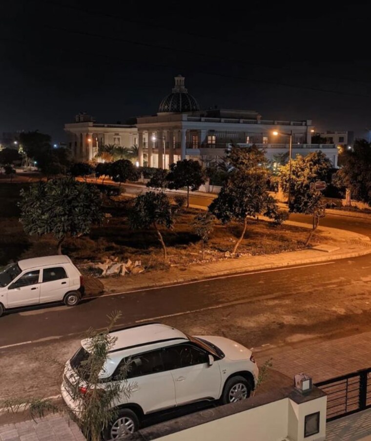  Parking, dlf-central-square 3 Bedroom 1900 Sq.Ft. Builder Floor In North Mullanpur Chandigarh 10655492