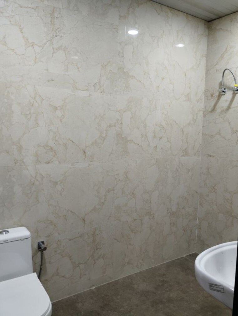 Bathroom, silver-height 3 Bedroom 1600 Sq.Ft. Apartment In Mahanagar Lucknow 10655574