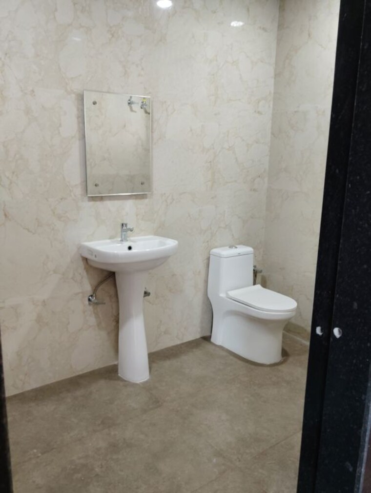 Bathroom, silver-height 3 Bedroom 1600 Sq.Ft. Apartment In Mahanagar Lucknow 10655574