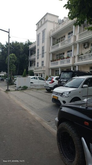 Parking in 3.5 BHK Apartment at DLF Central Square, North Mullanpur – for Rent