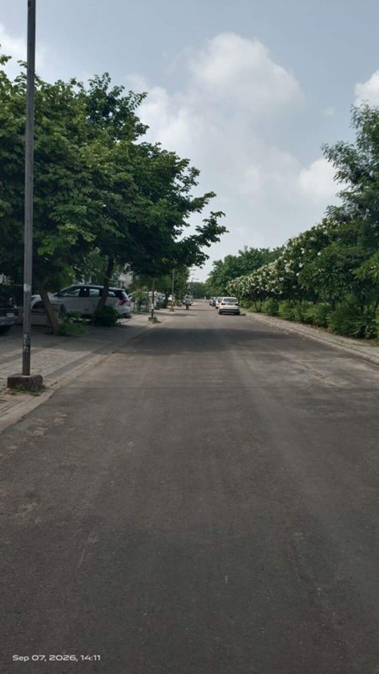  Parking, dlf-central-square 3.5 Bedroom 1880 Sq.Ft. Apartment In North Mullanpur Chandigarh 10655818
