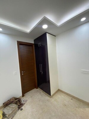 Room in 3 BHK Builder Floor at Safdarjung Enclave – for Rent