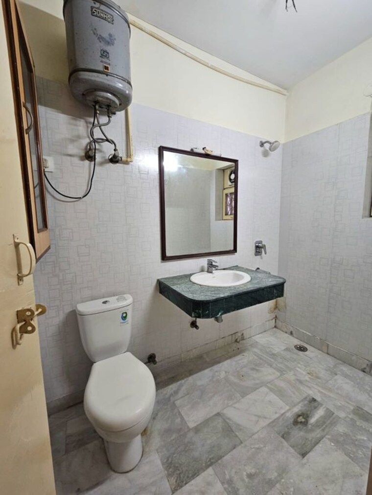 Bathroom, ansal-palam-triangle 3 Bedroom 2700 Sq.Ft. Builder Floor In Palam Vihar Extension Gurgaon 10655947