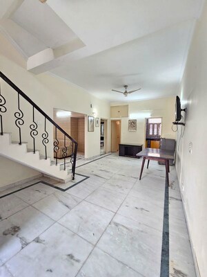 Building Lobby in 3 BHK Builder Floor at Ansal Palam Triangle, Palam Vihar Extension – for Rent