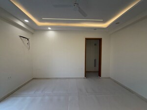 Room in 4 BHK Builder Floor at Ansal Plaza Sector-23, Sector 23 – for Rent