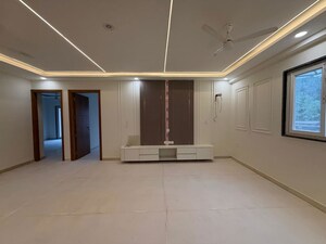 Room in 4 BHK Builder Floor at Ansal Plaza Sector-23, Sector 23 – for Rent