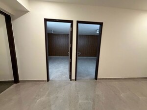 Room in 4 BHK Builder Floor at Ansal Plaza Sector-23, Sector 23 – for Rent
