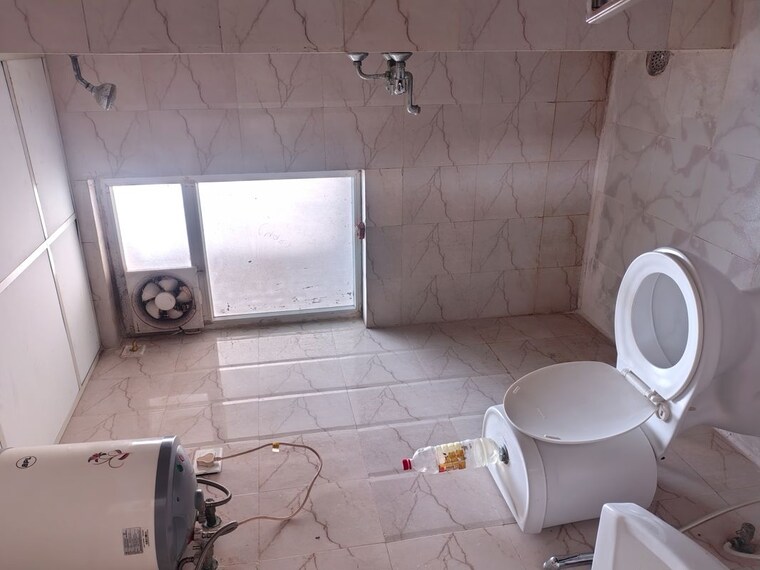 Bathroom, amrapali-leisure-park 3.5 Bedroom 1730 Sq.Ft. Apartment In Amrapali Leisure Valley Greater Noida 10655963