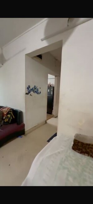 Room in 2 BHK Apartment at Chanchal Kalyan Complex, Yari Road – for Rent