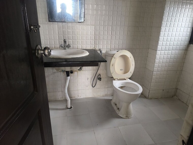 Bathroom, rps-central 2.5 Bedroom 1339 Sq.Ft. Apartment In Sector 88 Faridabad 10656106