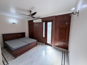 Room in 3 BHK Builder Floor at Defence Colony – for Rent