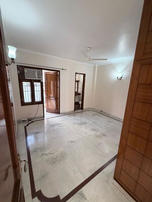 Room in 3 BHK Builder Floor at Defence Colony – for Rent