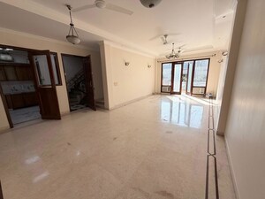 Room in 3 BHK Builder Floor at Defence Colony – for Rent