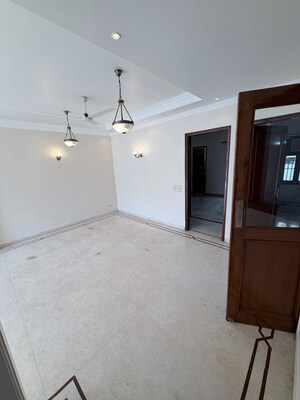 Room in 3 BHK Builder Floor at Defence Colony – for Rent