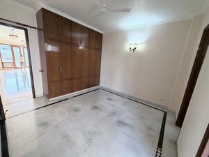 Room in 3 BHK Builder Floor at Defence Colony – for Rent