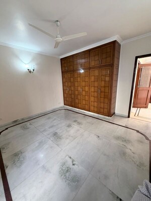 Room in 3 BHK Builder Floor at Defence Colony – for Rent