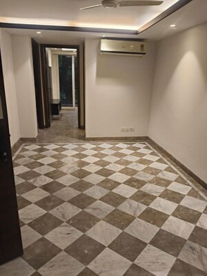 Room in 3 BHK Builder Floor at Panchsheel Enclave – for Rent