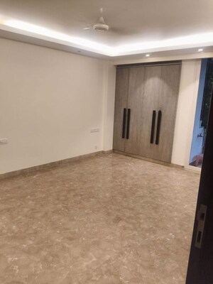 Room in 3 BHK Builder Floor at Panchsheel Enclave – for Rent