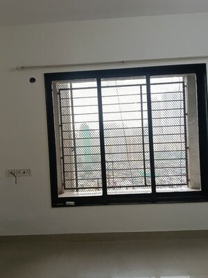 Room in 2 BHK Apartment at Swapnalok Towers, Malad East – for Rent