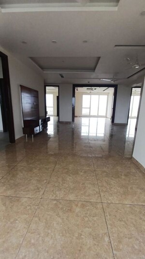 Room in 4 BHK Apartment at Sector 66-A – for Rent