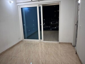 Room in 2 BHK Apartment at Gaur Yamuna City 16th Park View, Gaur Yamuna City – for Sale