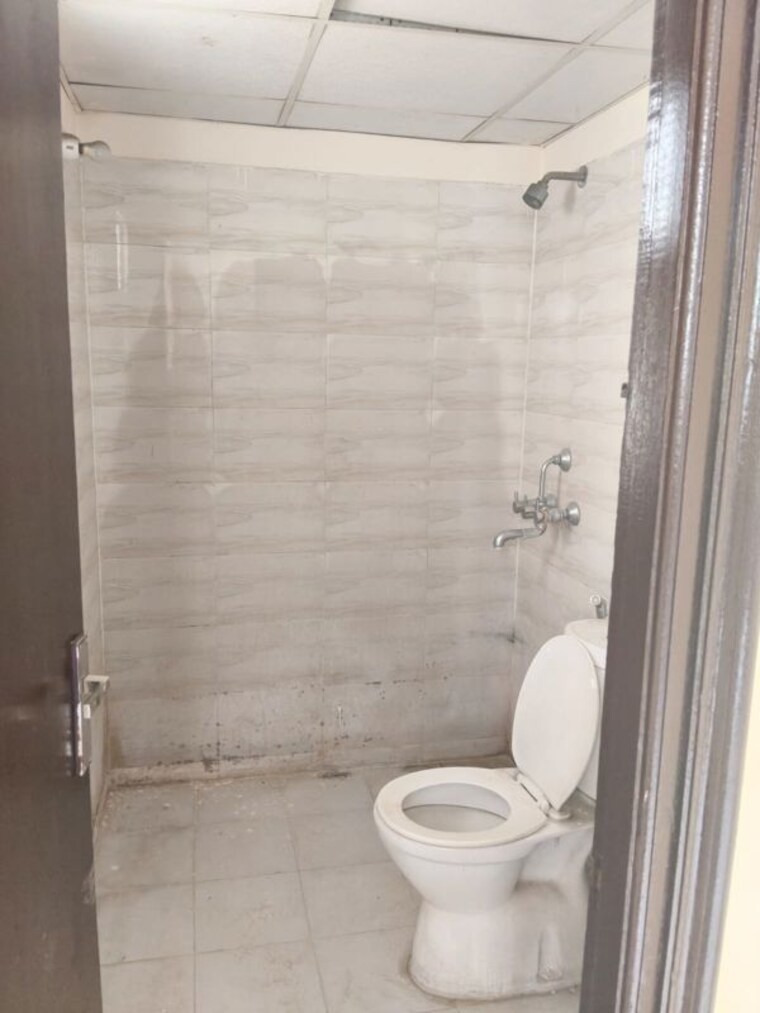 Bathroom, gaur-yamuna-city-16th-park-view 2 Bedroom 1115 Sq.Ft. Apartment In Gaur Yamuna City Greater Noida 10656428