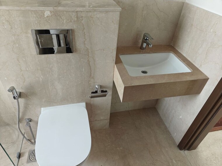 Bathroom, piramal-aranya-arav 4 Bedroom 1540 Sq.Ft. Apartment In Byculla Mumbai 10656356
