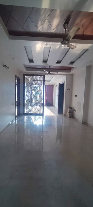 Room in 3 BHK Builder Floor at Sector 85 – for Rent