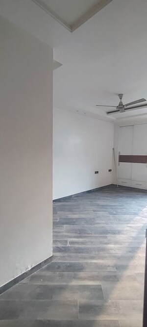 Room in 3 BHK Builder Floor at Sector 85 – for Rent