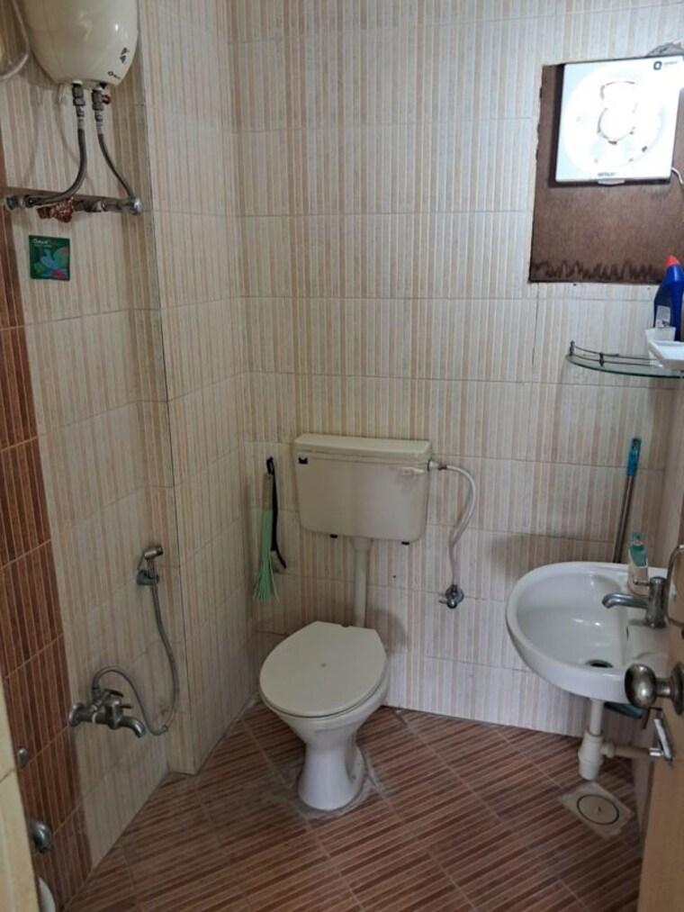 Bathroom, satellite 2 Bedroom 1100 Sq.Ft. Builder Floor In Satellite Ahmedabad 10656437