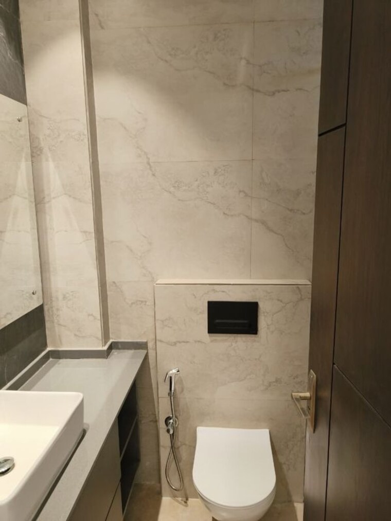 Bathroom, chittaranjan park 3 Bedroom 160 Sq.Yd. Builder Floor In Chittaranjan Park Delhi 10656514