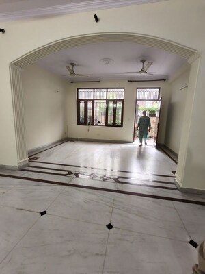 Room in 2 BHK Independent House at RWA Apartments Sector 52, Sector 52 – for Rent