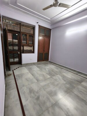 Room in 2 BHK Independent House at RWA Apartments Sector 52, Sector 52 – for Rent