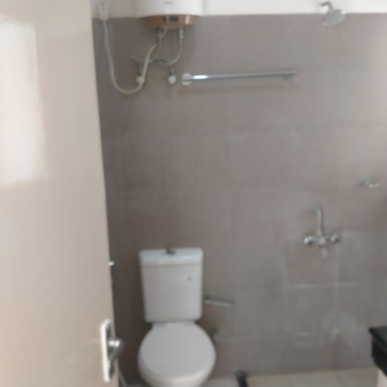 Bathroom, pioneer-park-phase-1 3 Bedroom 2250 Sq.Ft. Apartment In Sector 61 Gurgaon 10656543