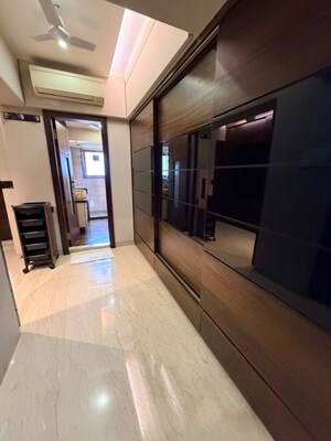 Room in 5 BHK Apartment at Lokhandwala Complex – for Sale