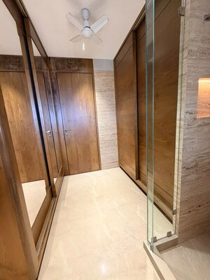  5 BHK Apartment at Lokhandwala Complex – for Sale