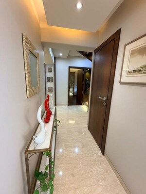  5 BHK Apartment at Lokhandwala Complex – for Sale