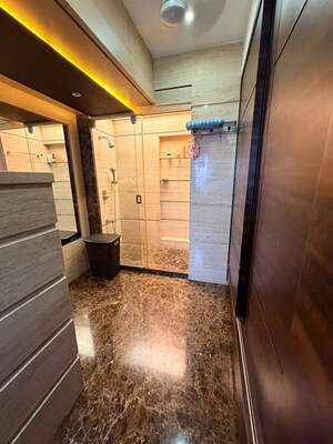  5 BHK Apartment at Lokhandwala Complex – for Sale