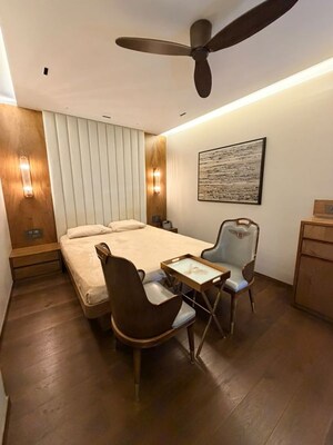 Bedroom in 5 BHK Apartment at Lokhandwala Complex – for Sale