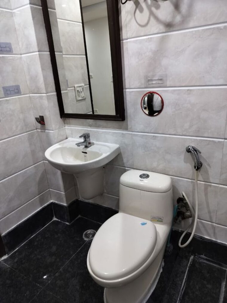 Bathroom, garhi 3 Bedroom 160 Sq.Ft. Builder Floor In Garhi Delhi 10656671
