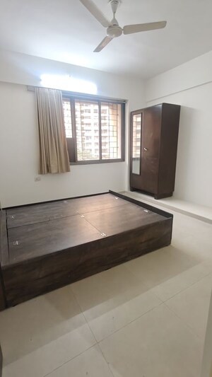 Room in 2.5 BHK Apartment at Neelkanth Palms, Kapur Bawdi – for Rent