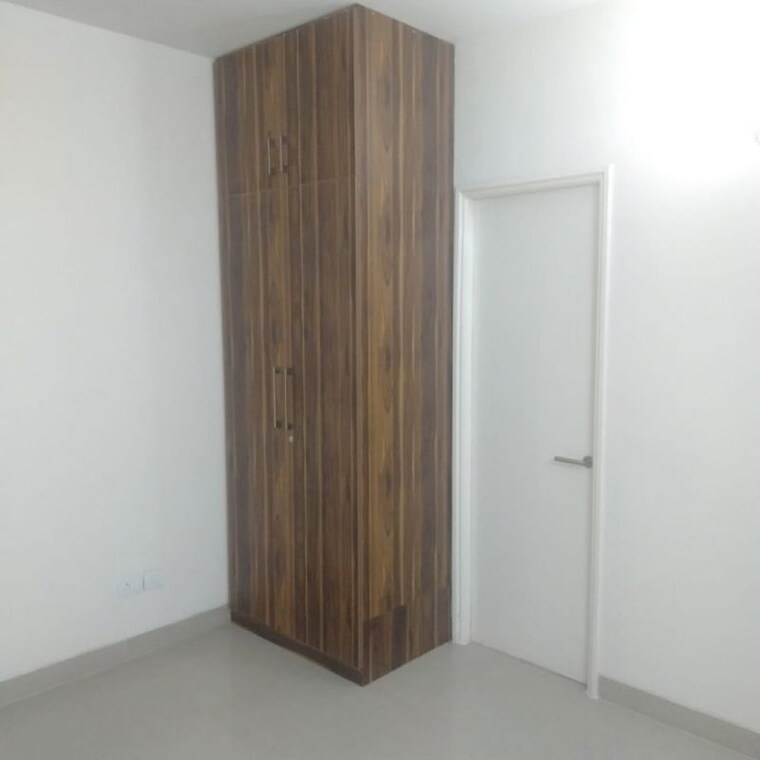 Room, emaar-emerald-estate 2.5 Bedroom 1080 Sq.Ft. Apartment In Sector 65 Gurgaon 10656817