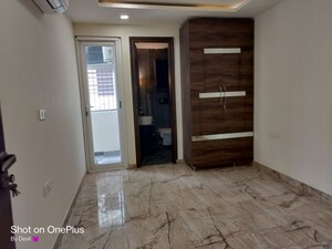 Room in 3 BHK Builder Floor at Sushant Lok I – for Rent