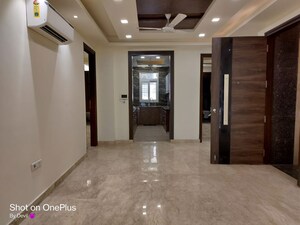 Room in 3 BHK Builder Floor at Sushant Lok I – for Rent