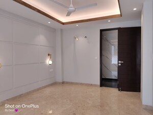 Room in 3 BHK Builder Floor at Sushant Lok I – for Rent
