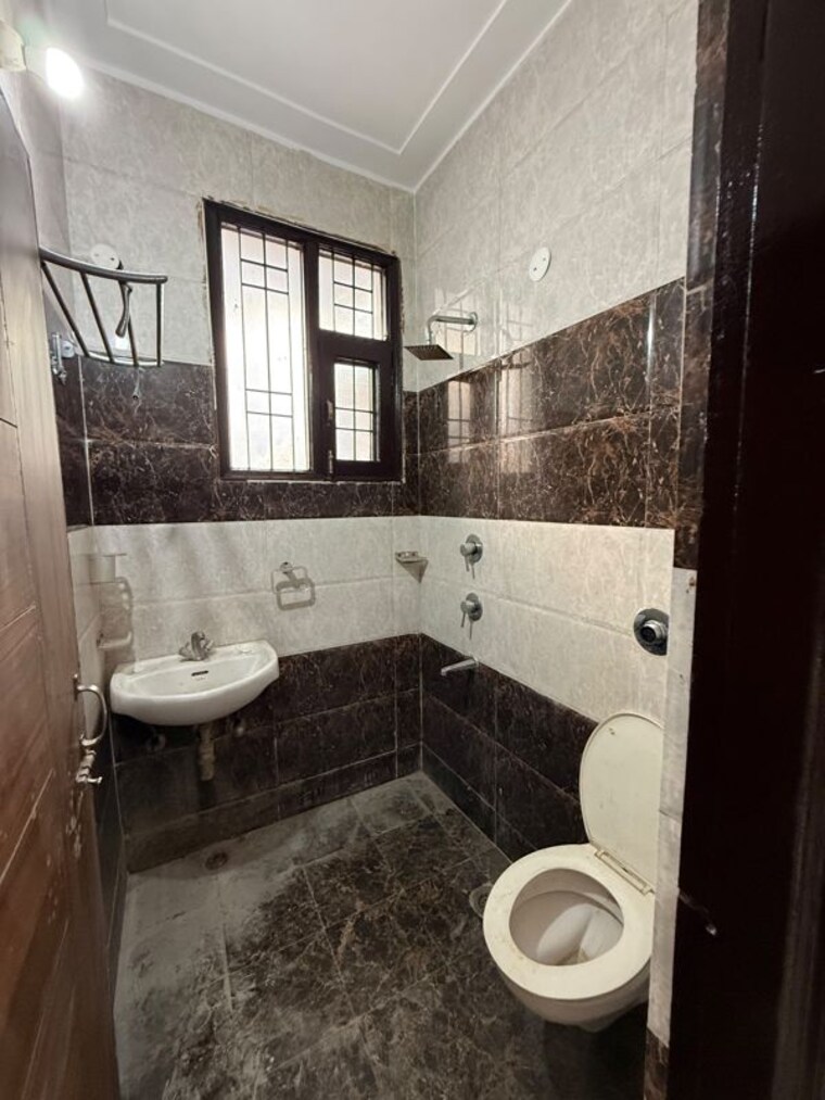Bathroom, shri-devaji-residency 2 Bedroom 110 Sq.Yd. Apartment In Dhakoli Zirakpur 10656830